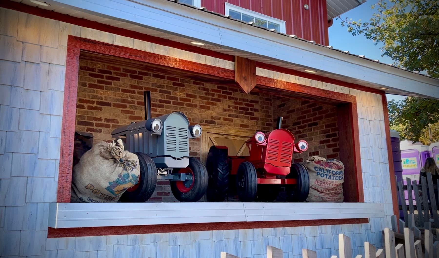 Zack and Daisy animatronics side by side at Bengtson's Pumpkin Farm